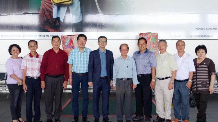 在沙巴亚庇机场与林氏宗亲们合照。