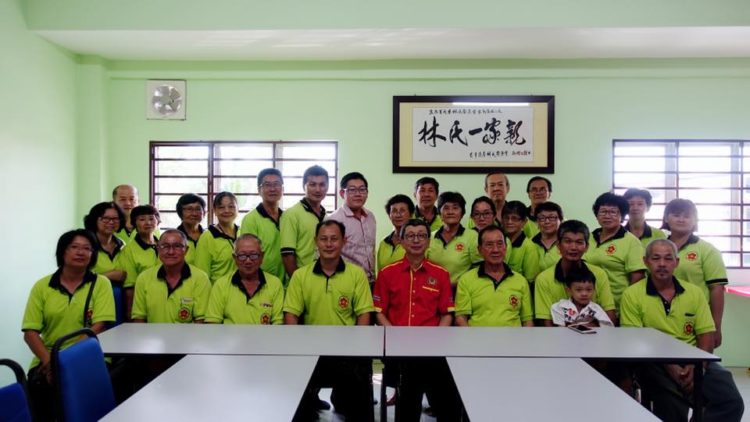 在彭亨州百乐县与百乐县林氏宗亲们交流。