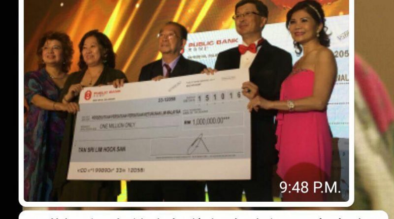 丹斯里福山总会长伉俪在庆祝60大寿之际 移交购买新会所基金100万令吉给与总会财政