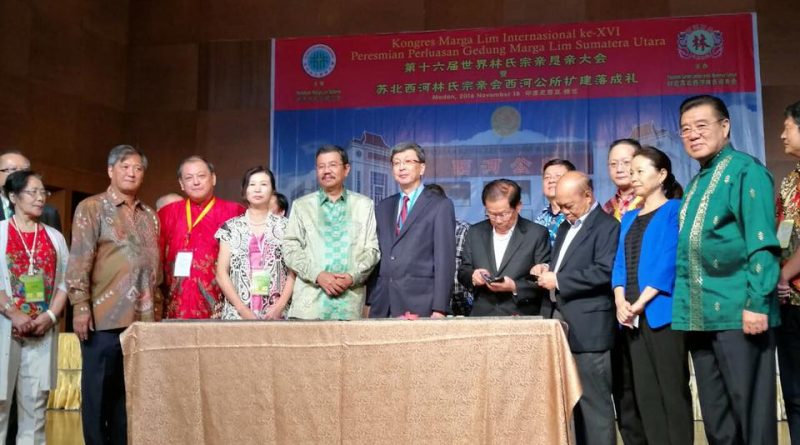 总会长丹斯里林福山与印尼苏北省长 Tengku Erry nurapi在世界林氏恳亲大会相见欢