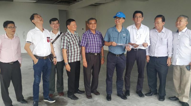 怡保会长松浩宗长带领总会长以及宗亲参观未来怡保林氏宗亲会会所和会所装修事宜