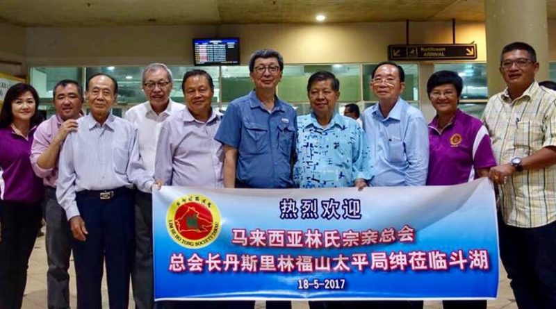 经过几小时的飞机延误到达东马斗湖。斗湖林氏西河堂会长杰文宗长连同宗亲到场接机。后到会所参观交流