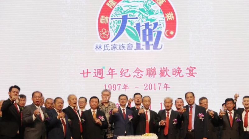 今晚出席雪隆安溪莲莱大㨴林氏家族会廿週年纪念联欢晚宴。